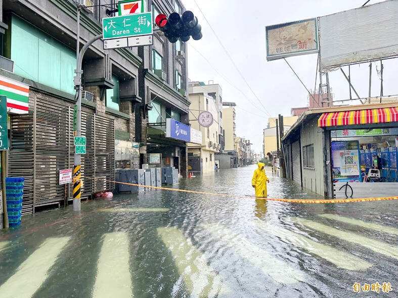 《TAIPEI TIMES》 Torrential rain floods south, topples trees