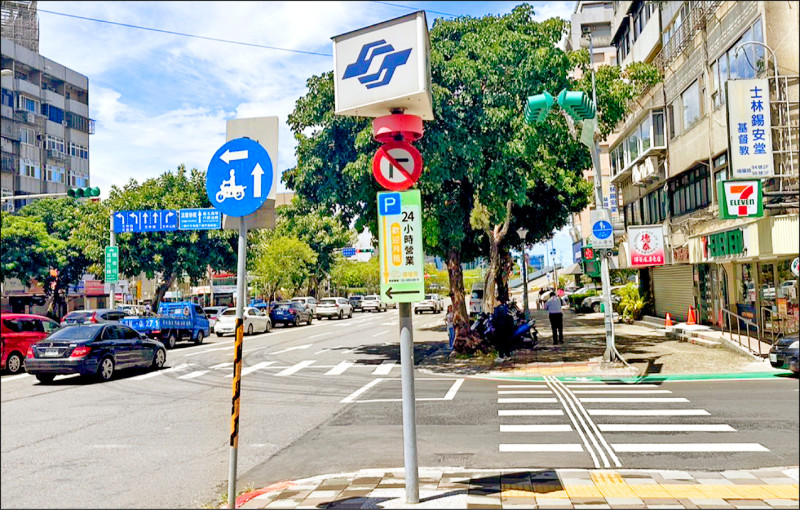 （台北）單行路口綠燈早收 行人多曬百秒