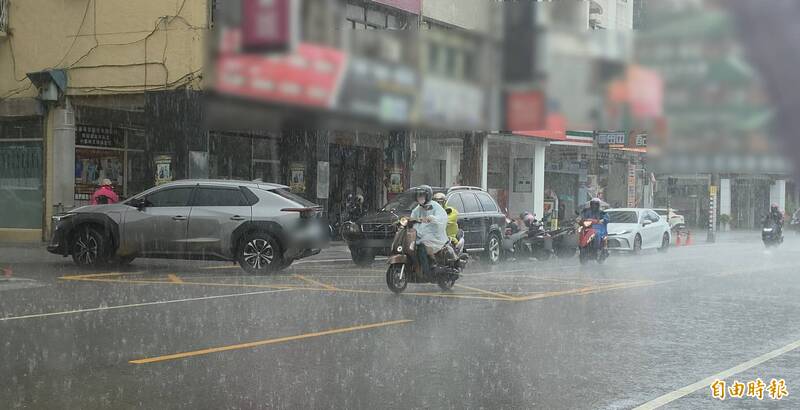 高雄5天累積雨量近千毫米 週一清晨滿潮嚴防海水倒灌