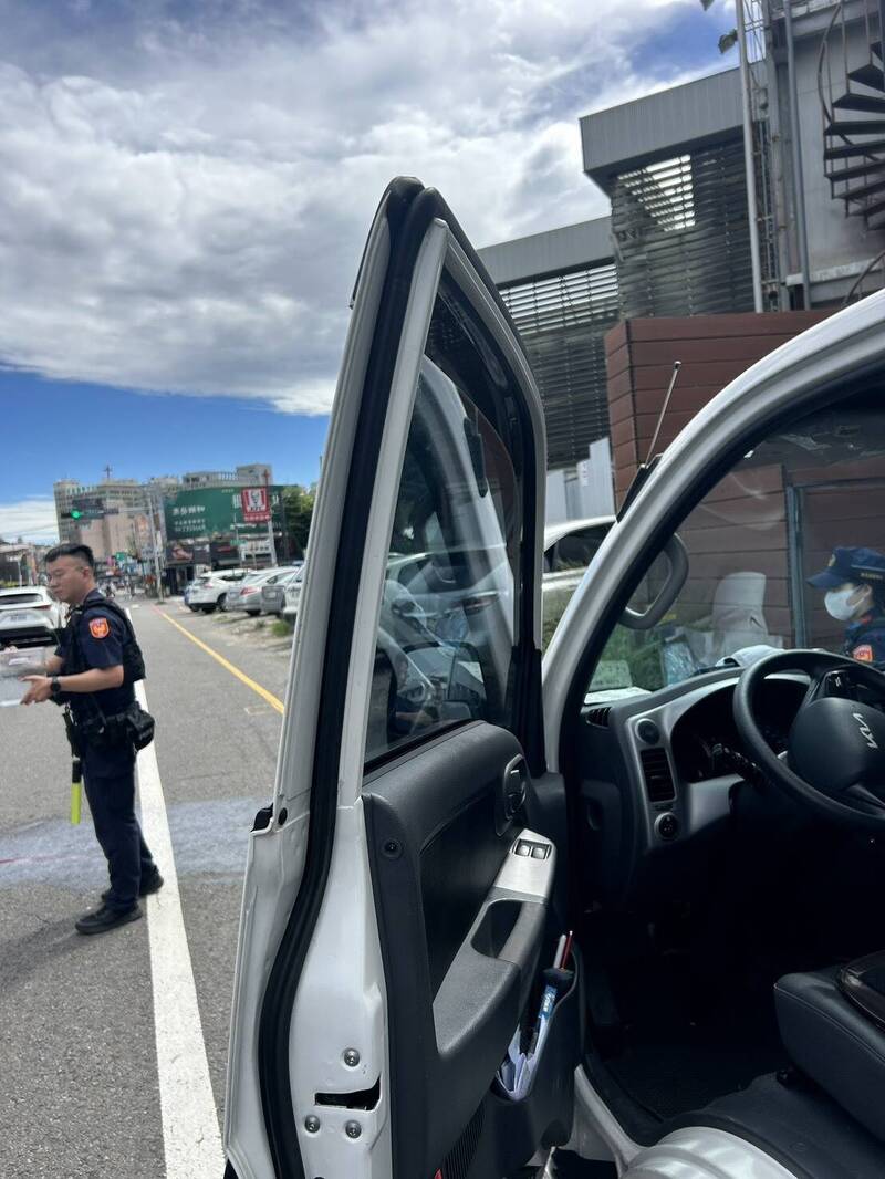 男子違停又三寶式開門!害腳踏車騎士倒地昏迷送醫