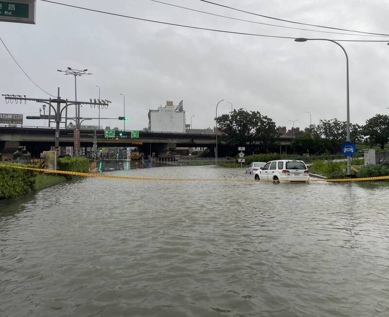 大雨+滿潮 仁德交流道又封了