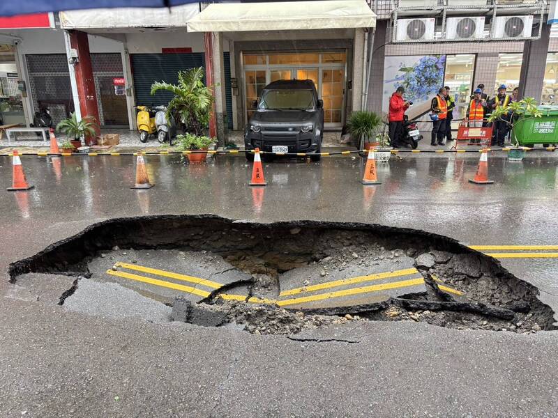 高雄暴雨馬路小洞變大坑 怪手馳援也陷落