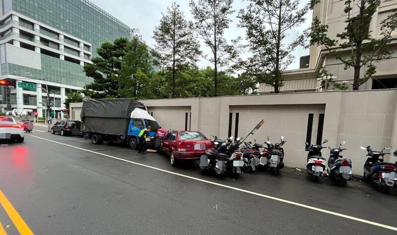 煞車失靈小貨車撞16輛汽機車 幸無人受傷