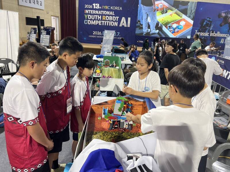 尖石國小學生與各國學生交流學習。（擷取自新竹縣政府官網）