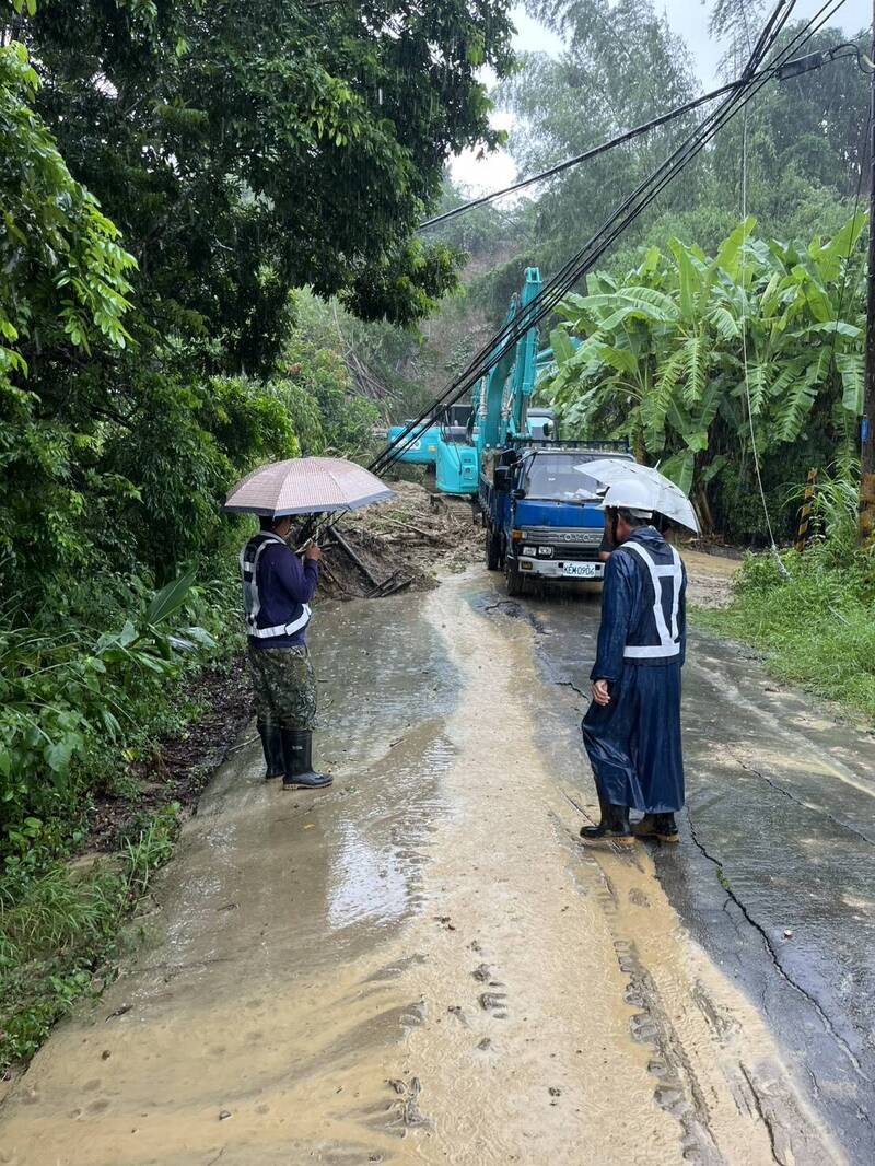 獨家》高雄田寮南安里雙坍方!道路搶通 內安10多戶傍晚可望通車