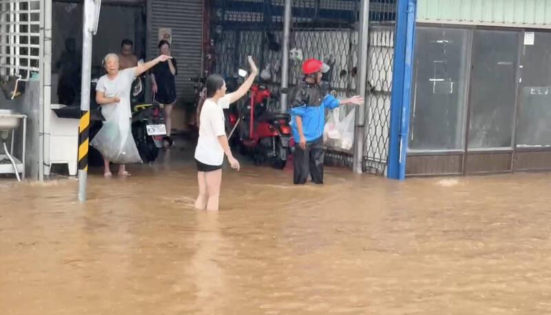 台東多處積淹、山區獨居老人撤離 市區民眾冒雨買麻糬