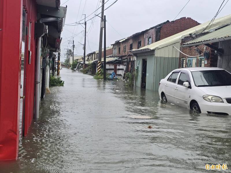暴雨成災!台南北汕尾二路550巷淹水深1米、撤離30戶