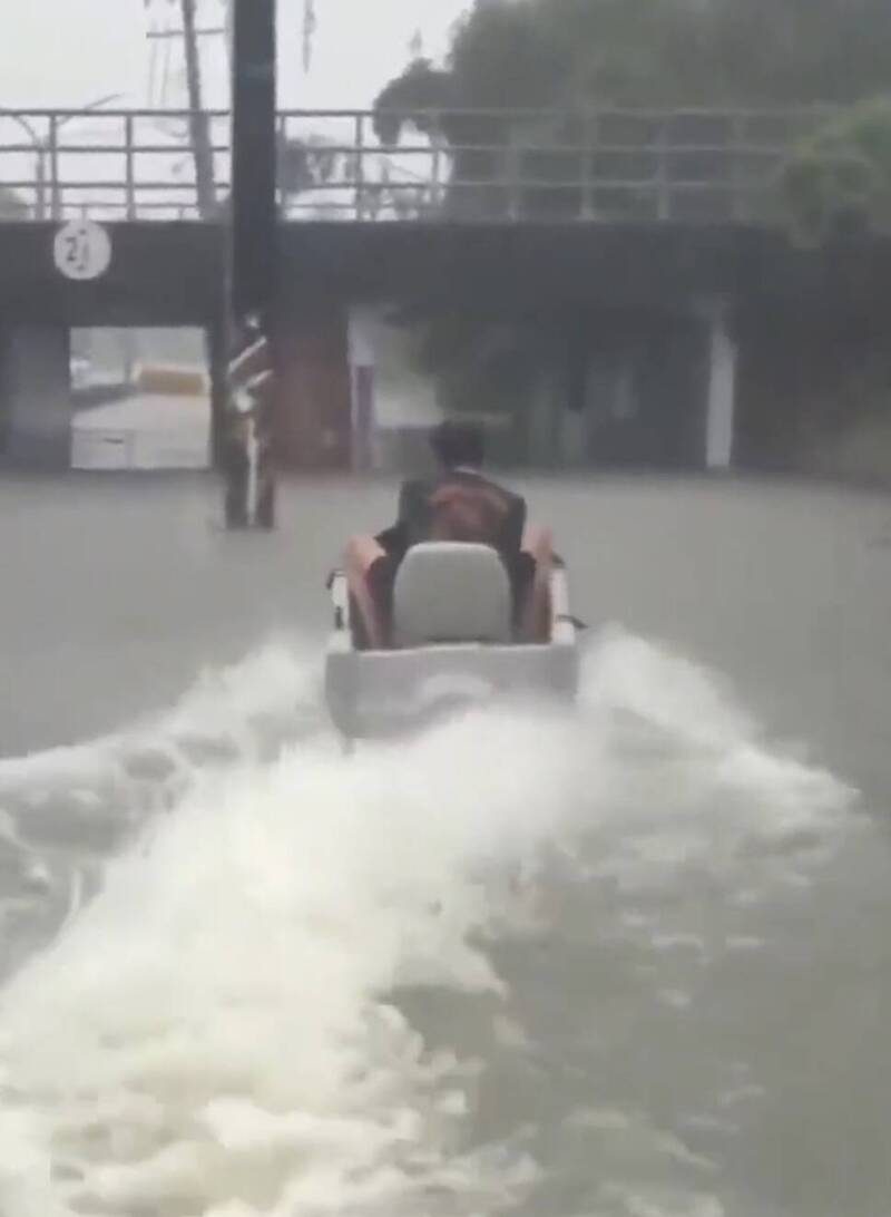 台南仁德涵洞淹成滯洪池 網傳開小氣船行駛