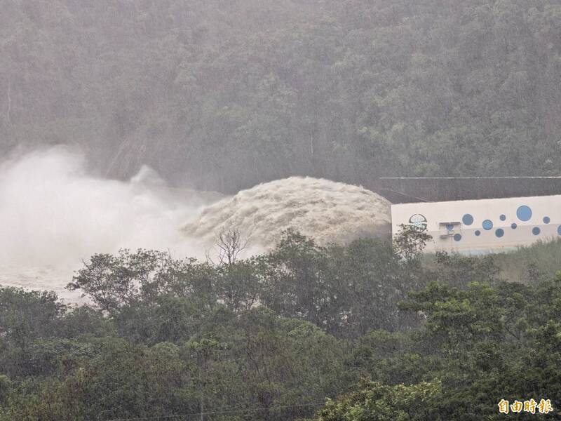 南部第2大水庫持續滿水位溢流 加開防淤隧道