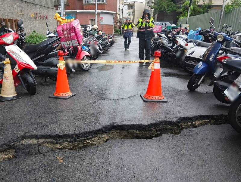 高雄超大豪雨狂炸 楠梓區1棟大樓鄰溪護岸破損下陷