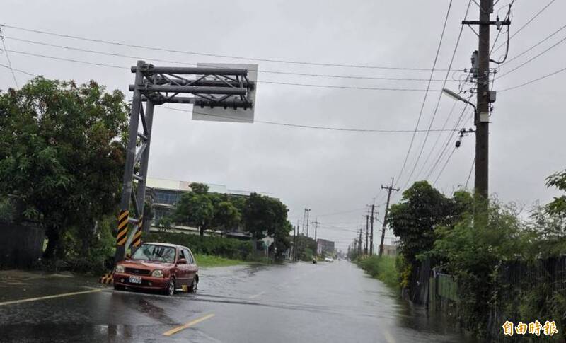嘉縣朴子縣道161線積水至小腿 轎車涉水而過故障