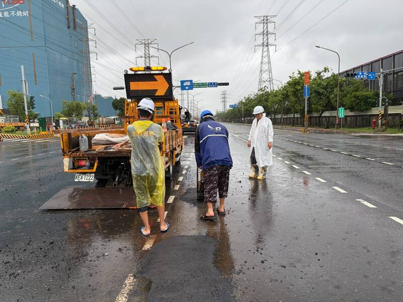 高雄貨櫃專用道因暴雨破損 工務局緊急修補