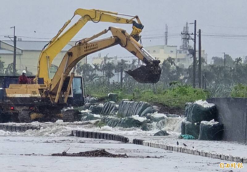 屏東麟洛大排修好又潰堤 5年第4次溪水沖破沙包淹農田
