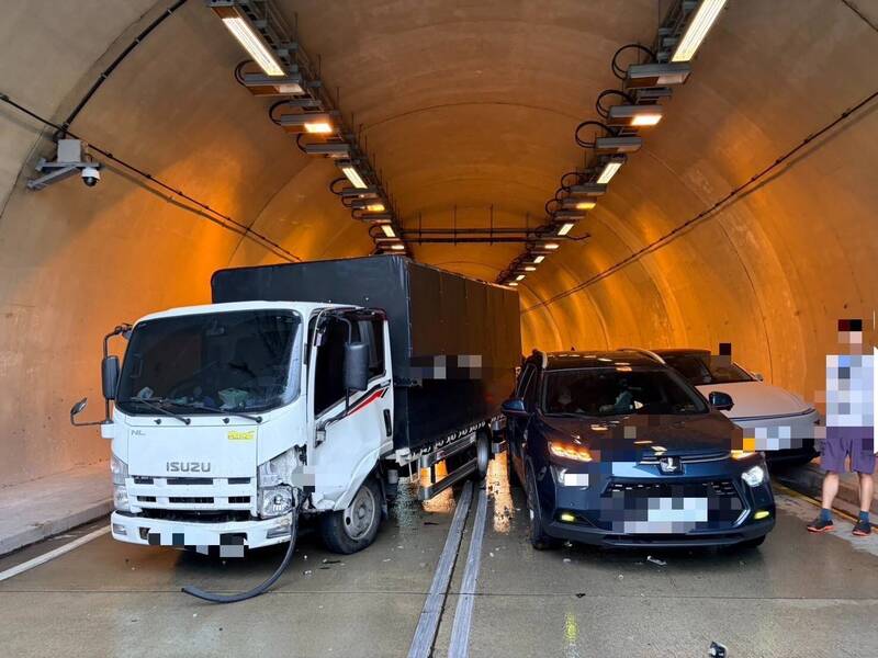 蘇花改蘇澳隧道北上路段今天下午發生連環追撞車禍，所幸沒人受傷。（圖由警方提供）