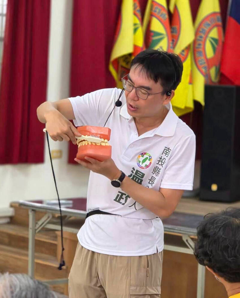 牙醫出身的南投縣長參選人温世政，除教長輩正確刷牙方法，也提出長輩假牙補助8萬元的政見，單顆假牙就可申請，5年內都可用該金額來扣。（温世政提供）