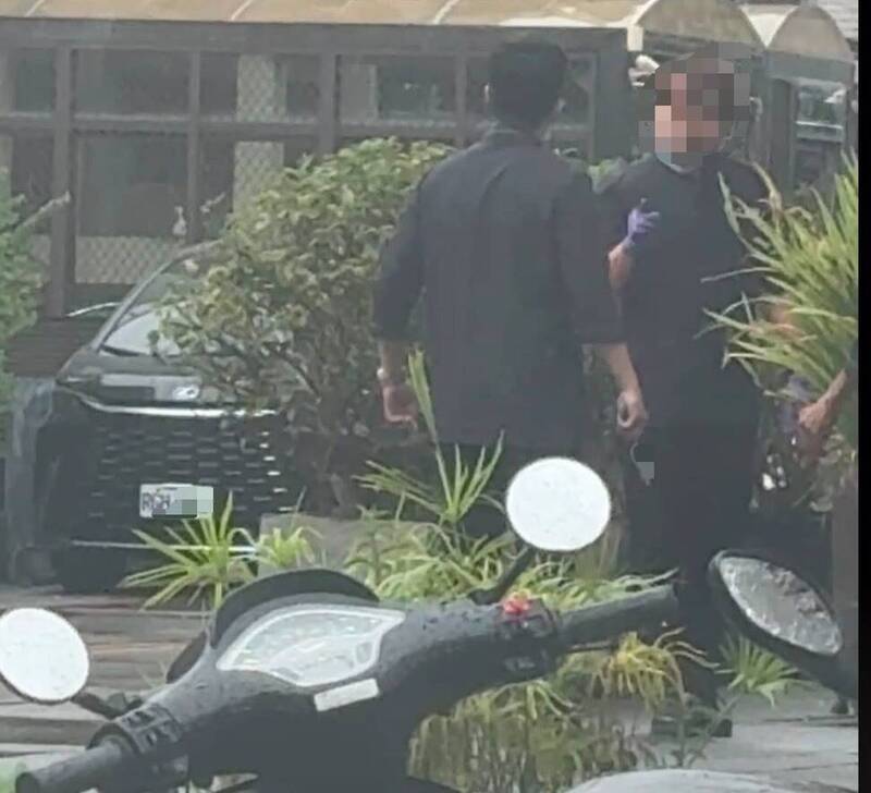 春水堂驚魂!竹北店員工積怨抽刀談判 顧客手拿筷子逃命
