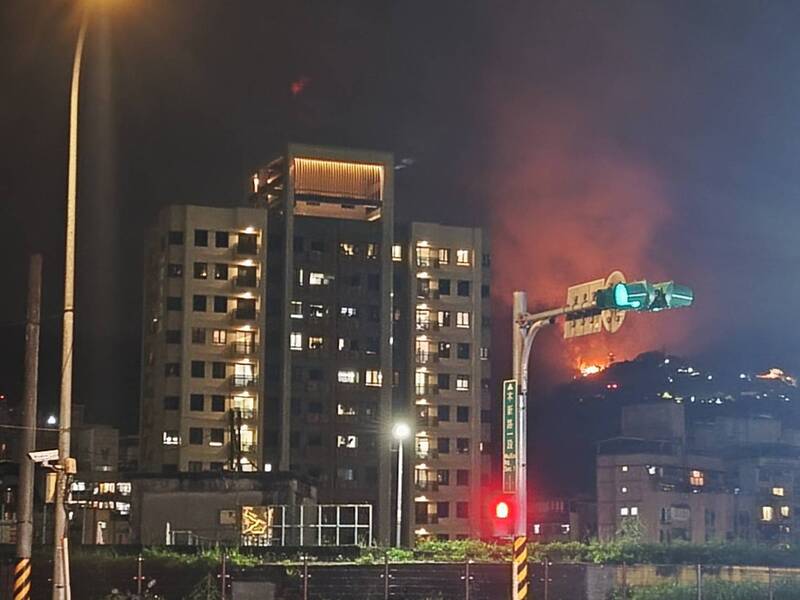 北市知名廟宇指南宮夜間起火 凌霄寶殿陷火海 警消馳援