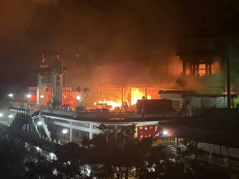 台北市文山區知名廟宇指南宮凌霄寶殿今晚發生大火,消防局獲報出動大批警消趕赴灌救。(記者陸運鋒翻攝) 台北市文山區知名廟宇指南宮凌霄寶殿今晚發生大火,消防局獲報出動大批警消趕赴灌救。(記者陸運鋒翻攝)