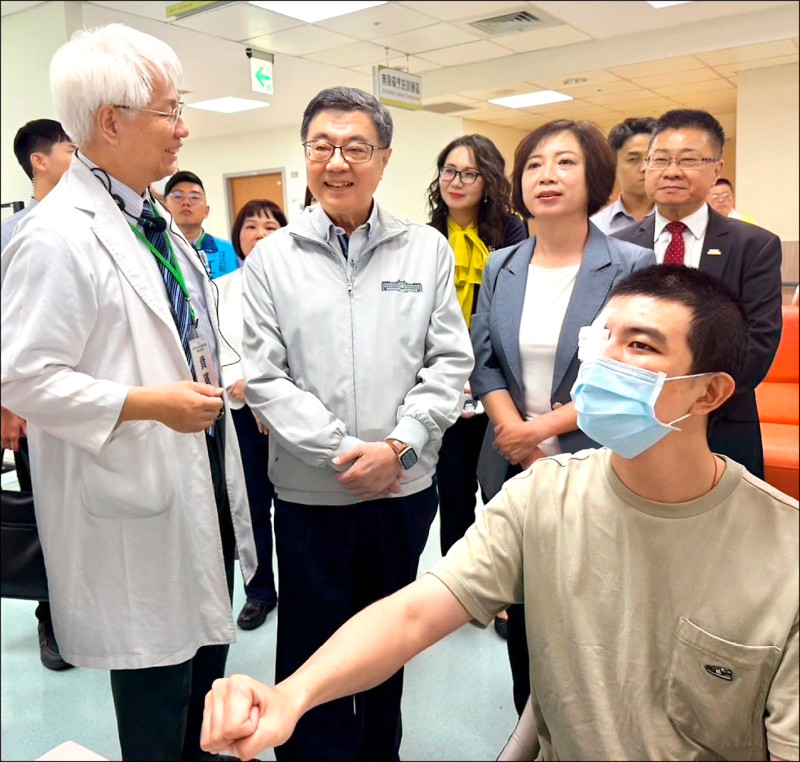 視察台中醫院健保復健病房 卓揆：拉長健康餘命