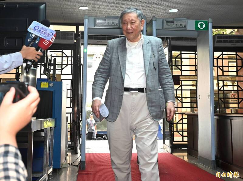 京華城「左手賣右手」案首開庭 沈慶京擺脫輪椅拐杖爬樓梯上法院2樓