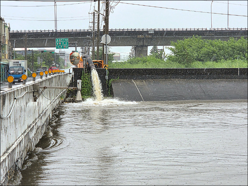 嘉義沿海大雨淹進屋 居民整晚不敢睡