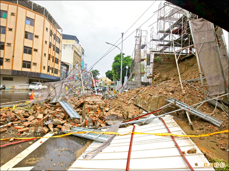 國定古蹟難擋雨彈 大東門側牆崩塌