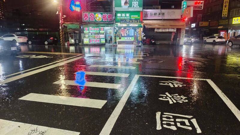 過斑馬線險遭撞 網紅一粒米:警方說「手機」拍到違規才能檢舉?