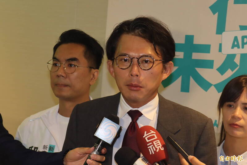 批卓榮泰電話勘災說法 黃國昌:今天狠狠打自己一巴掌
