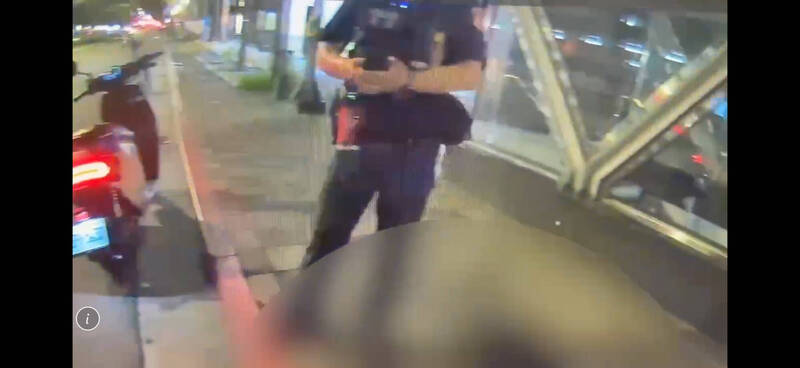 醉男路倒頭朝馬路險象環生 幸民眾即時報警助返家