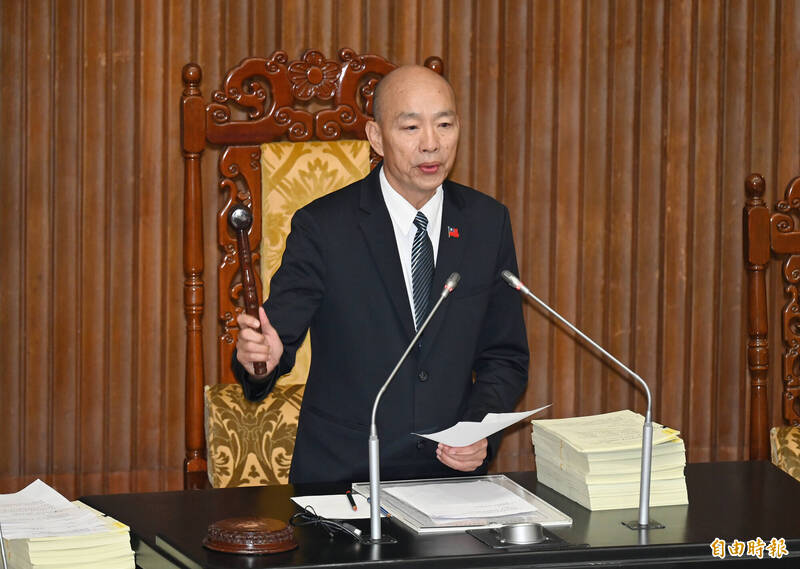 高中教育法、專科學校法修正三讀 增學貸「電腦及網路通訊使用費」