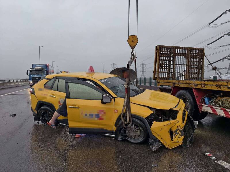 雨天開車驚魂!國3計程車失控打滑撞護欄駕駛急送醫