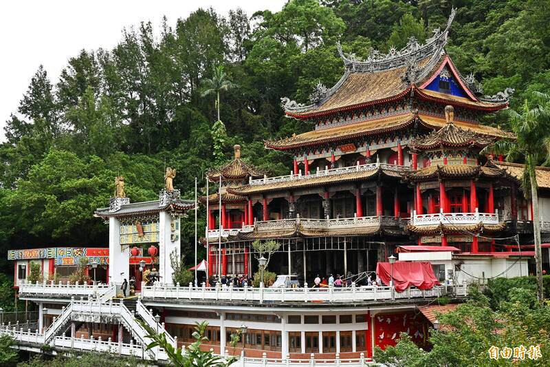 目前指南宮並未全面閉宮,僅管制凌霄寶殿區域,其他殿宇仍可供民眾參拜。(記者陳逸寬攝) 目前指南宮並未全面閉宮,僅管制凌霄寶殿區域,其他殿宇仍可供民眾參拜。(記者陳逸寬攝)