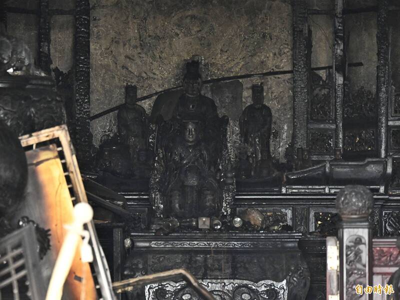 指南宮凌霄寶殿遭火劫,一樓三清殿十多尊神像焚毀。(記者陳逸寬攝) 指南宮凌霄寶殿遭火劫,一樓三清殿十多尊神像焚毀。(記者陳逸寬攝)