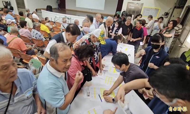 高齡換照新制 基隆監理站到金山區為偏鄉長者換照