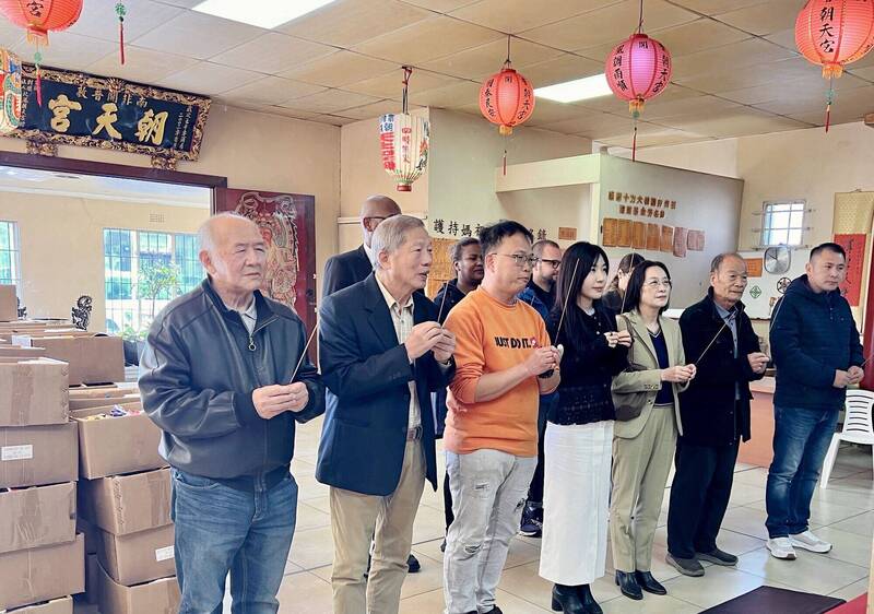 民進黨立委吳沛憶24日偕南非民主聯盟（DA）夸祖魯那他省（KwaZulu-Natal）副主席Sakhile Mngadi國會議員及南非地方政府協會（SALGA）西開普省青年委員會主席Ilza Le Minnie市議員，前往開普敦朝天宮參香。（圖由吳沛憶辦公室提供）