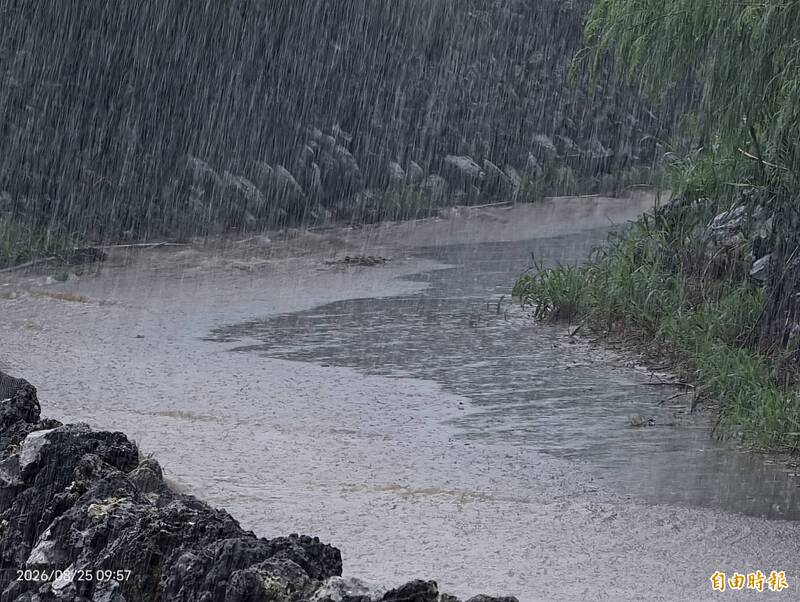 天雨路滑澎湖多處積水 老人接送車打滑自撞圍牆