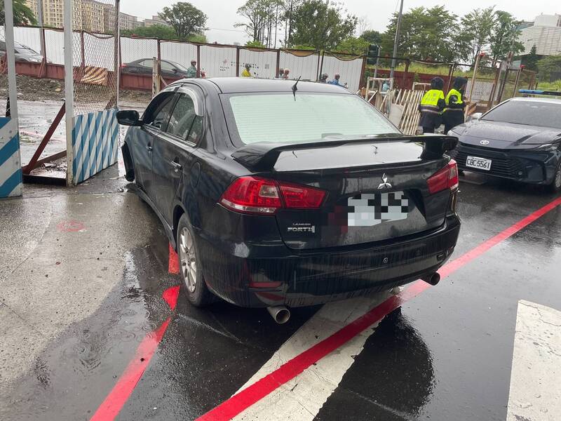 他開車拒檢上人行道逆向撞多車 2嫌1投案1逃逸