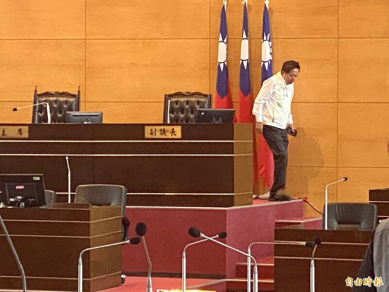 雷神之鎚？中市議會才敲槌散會突國家警報大響 何文海：被我敲到地動