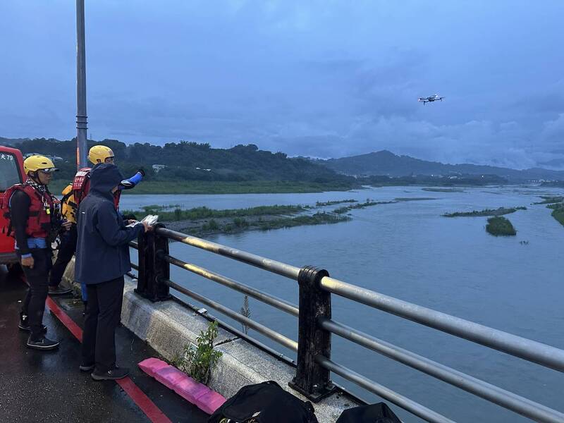老翁跨坐東勢大橋疑墜橋 消防人員搜救中