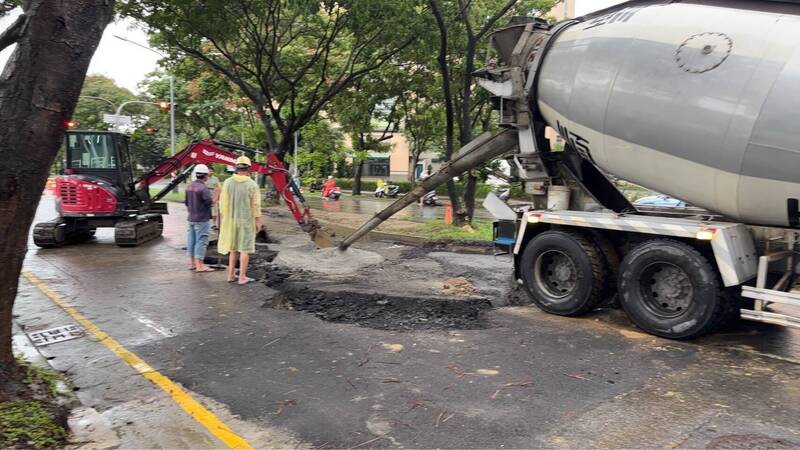 楠梓區大學南路路面塌陷搶修 預計明午恢復通行