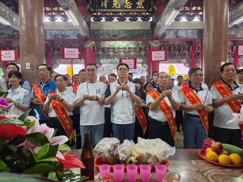 土城大墓公中元普度祭典 劉和然、李四川同台參香祈福