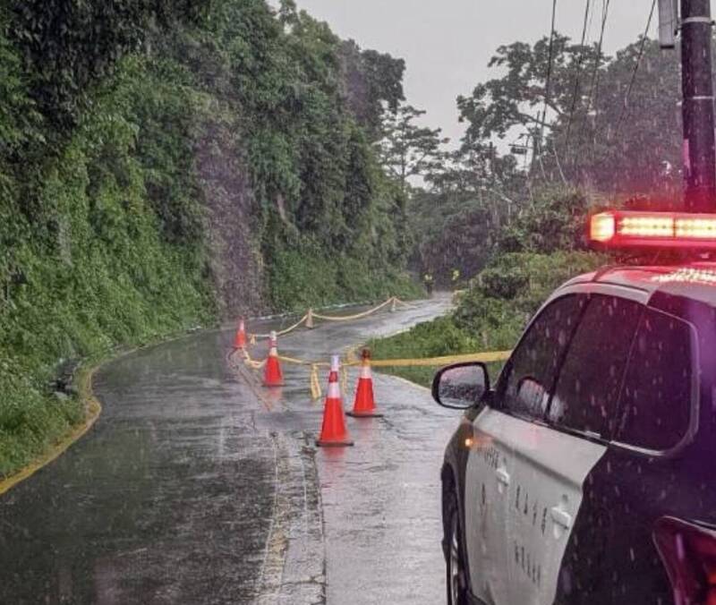 通往柴山秘境要道部分下陷 高雄緊急封路