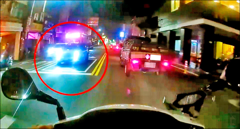 毒駕逃進死巷瘋狂倒車 撞爛警車 駕駛胸口中彈