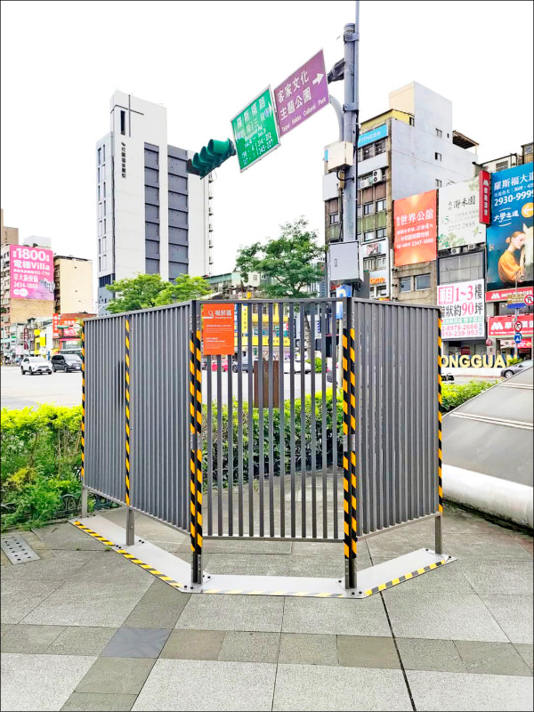 北市公館出現柵欄吸菸區 遭諷像拘留室