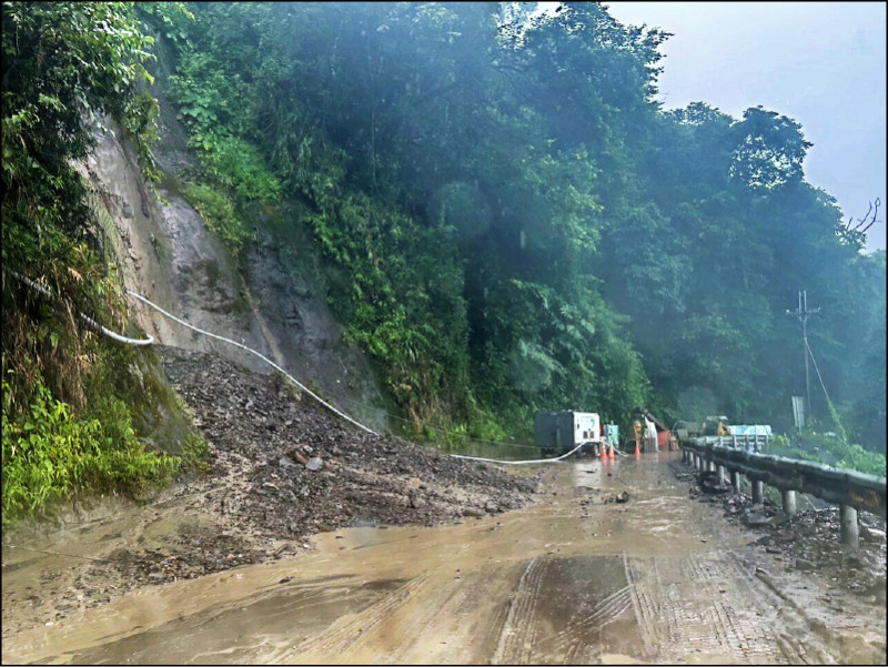大雨坍方 仁愛力行、信義新中橫搶通