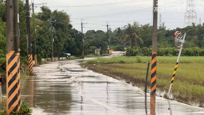 二仁溪暴漲水退滿地泥濘 石安橋阿蓮端今清洗續管制通行