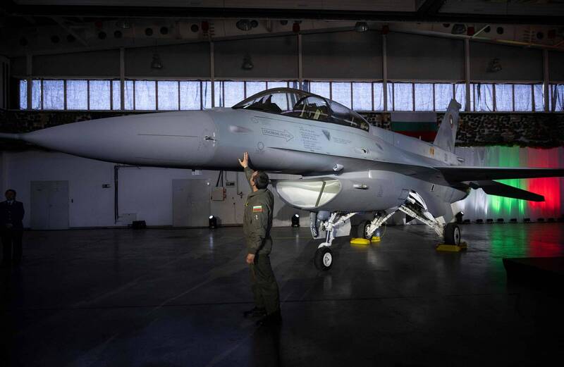 對美軍購首批兩架F-16 Block 70戰機近日抵台 專家估有望抗衡共軍殲-20