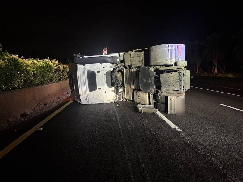 國1湖口段半聯結車翻覆 3車連環撞釀2傷