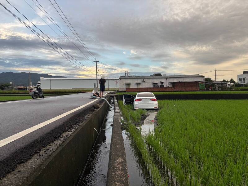 駕車失控「衝進農田」警獲報到場男神情呆滯