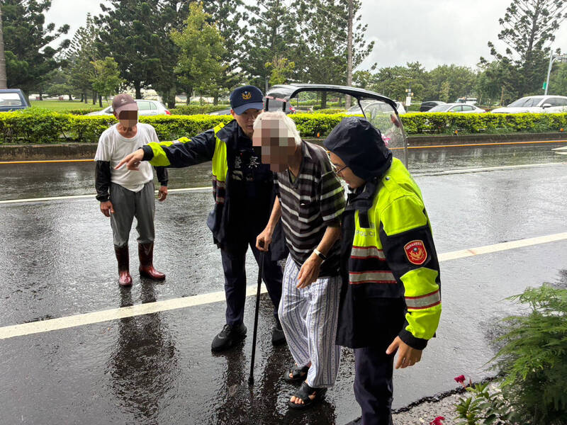 92歲翁雨中代步車沒電受困 龍潭警暖心載返家
